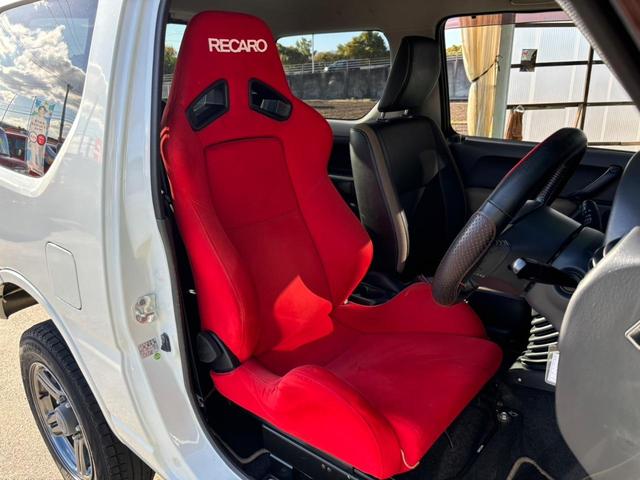 ジムニー ランドベンチャ　１０型ＭＴ／　４ＷＤ　リフトアップ　レカロ　メディアオーディオ　フジツボマフラー　けん引フック　サイドガード　ハイリフトジャッキ　ジャッキアジャスター　Ｂｌｕｅｔｏｏｔｈ　レザーシート　シートヒータ　ルーフキャリア　ＬＥＤヘッドライト（15枚目）