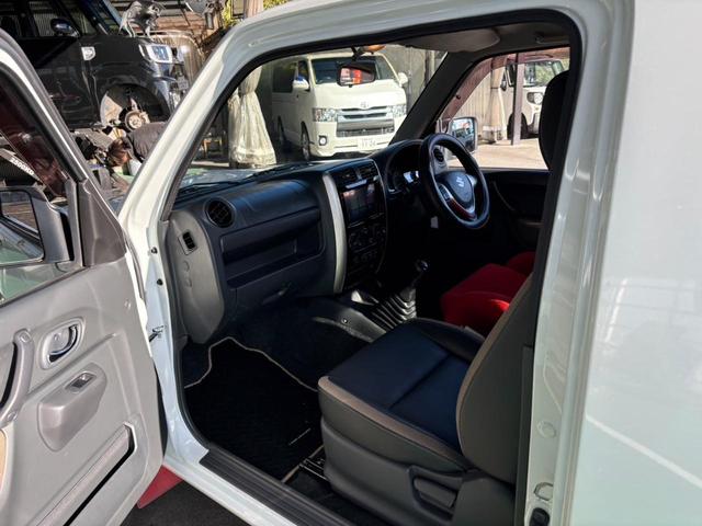 ジムニー ランドベンチャ　１０型ＭＴ／　４ＷＤ　リフトアップ　レカロ　メディアオーディオ　フジツボマフラー　けん引フック　サイドガード　ハイリフトジャッキ　ジャッキアジャスター　Ｂｌｕｅｔｏｏｔｈ　レザーシート　シートヒータ　ルーフキャリア　ＬＥＤヘッドライト（16枚目）