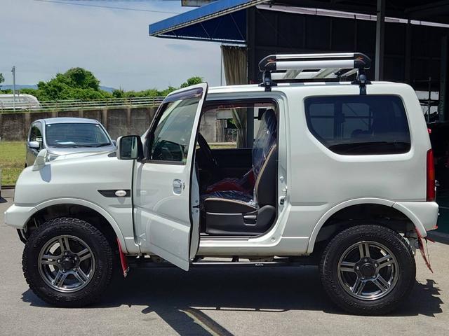 ジムニー ランドベンチャ　１０型ＭＴ／　４ＷＤ　リフトアップ　レカロ　メディアオーディオ　フジツボマフラー　けん引フック　サイドガード　ハイリフトジャッキ　ジャッキアジャスター　Ｂｌｕｅｔｏｏｔｈ　レザーシート　シートヒータ　ルーフキャリア　ＬＥＤヘッドライト（41枚目）