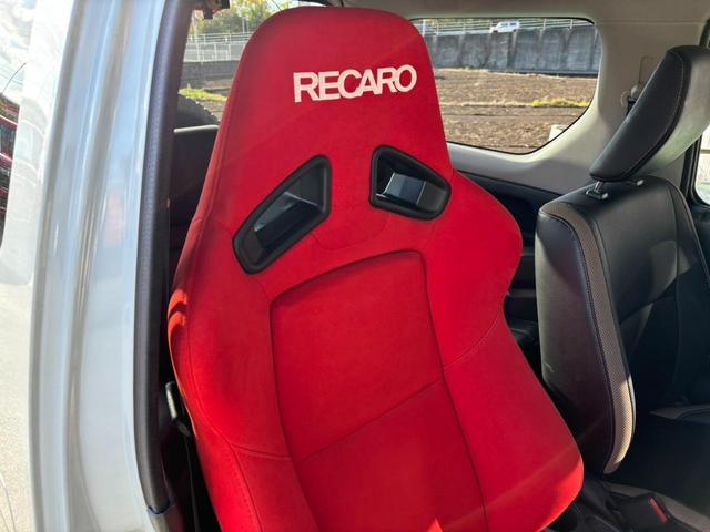 ジムニー ランドベンチャ　１０型ＭＴ／　４ＷＤ　リフトアップ　レカロ　メディアオーディオ　フジツボマフラー　けん引フック　サイドガード　ハイリフトジャッキ　ジャッキアジャスター　Ｂｌｕｅｔｏｏｔｈ　レザーシート　シートヒータ　ルーフキャリア　ＬＥＤヘッドライト（64枚目）