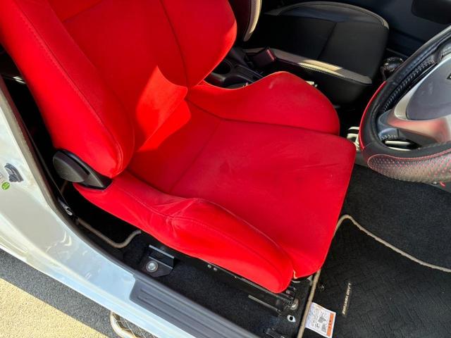 ジムニー ランドベンチャ　１０型ＭＴ／　４ＷＤ　リフトアップ　レカロ　メディアオーディオ　フジツボマフラー　けん引フック　サイドガード　ハイリフトジャッキ　ジャッキアジャスター　Ｂｌｕｅｔｏｏｔｈ　レザーシート　シートヒータ　ルーフキャリア　ＬＥＤヘッドライト（65枚目）