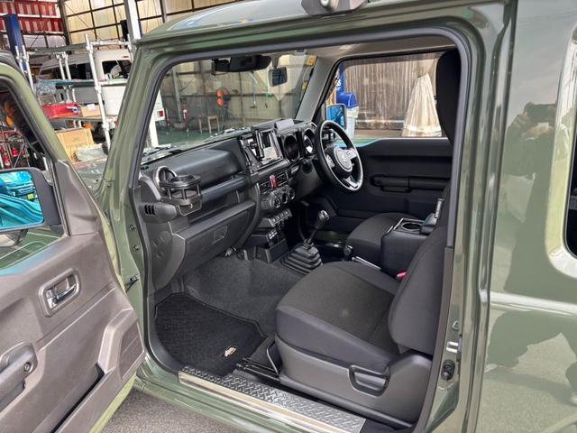 ジムニー ＸＣ　５ＭＴ　４ＷＤ　純正８インチＳＤナビ　衝突軽減装置　ロッソモデロマフラー　ルーフＢＯＸ　新車保証書　レーン逸脱警報　　サイドガード　リアラダー　Ｂｌｕｅｔｏｏｔｈ　バックカメラ　ドラレコ　マッドガード　クルコン　フルセグ　ターボ　ＬＥＤライト　ＥＴＣ（16枚目）
