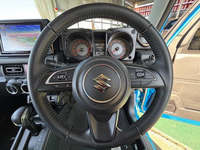 ジムニー ＸＣ　４ＷＤ　ＡＴ　ワンオーナー　／禁煙車　純正ナビ　記録簿　衝突軽減ブレーキ　レーン逸脱警報　前後ドラレコ　Ｂｌｕｅｔｏｏｔｈ　フルセグＴＶ　ＤＶＤ再生　バックカメラ　クルコン　シートヒーター　マッドガード　背面タイヤ　ＬＥＤヘッドライト　純正１６ＡＷ　ＥＴＣ（13枚目）