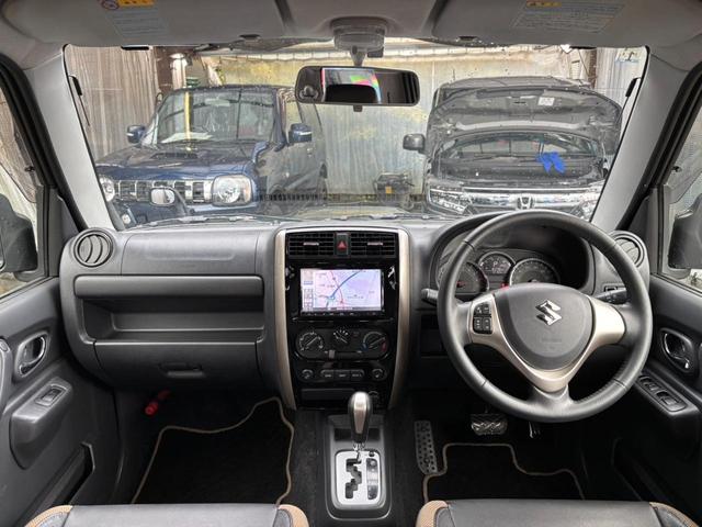 ジムニー ランドベンチャー　４ＷＤ／１０型ＡＴ　ＳＤナビ　フルセグＴＶ　Ｂｌｕｅｔｏｏｔｈ　ＤＶＤ再生　ステリモ　レザーシート　シートヒーター　ＥＴＣ　ターボ　ＬＥＤヘッドライト　フォグ　フロアマット　背面タイヤカバー　純正１６ＡＷ　ドアバイザー　革巻ハンドル　電格ミラー（11枚目）