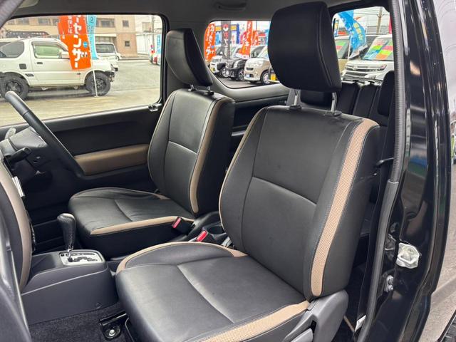 ジムニー ランドベンチャー　４ＷＤ／１０型ＡＴ　ＳＤナビ　フルセグＴＶ　Ｂｌｕｅｔｏｏｔｈ　ＤＶＤ再生　ステリモ　レザーシート　シートヒーター　ＥＴＣ　ターボ　ＬＥＤヘッドライト　フォグ　フロアマット　背面タイヤカバー　純正１６ＡＷ　ドアバイザー　革巻ハンドル　電格ミラー（17枚目）
