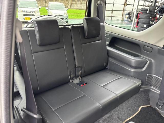 ジムニー ランドベンチャー　４ＷＤ／１０型ＡＴ　ＳＤナビ　フルセグＴＶ　Ｂｌｕｅｔｏｏｔｈ　ＤＶＤ再生　ステリモ　レザーシート　シートヒーター　ＥＴＣ　ターボ　ＬＥＤヘッドライト　フォグ　フロアマット　背面タイヤカバー　純正１６ＡＷ　ドアバイザー　革巻ハンドル　電格ミラー（18枚目）