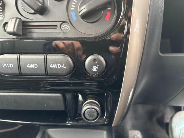 ジムニー ランドベンチャー　４ＷＤ／１０型ＡＴ　ＳＤナビ　フルセグＴＶ　Ｂｌｕｅｔｏｏｔｈ　ＤＶＤ再生　ステリモ　レザーシート　シートヒーター　ＥＴＣ　ターボ　ＬＥＤヘッドライト　フォグ　フロアマット　背面タイヤカバー　純正１６ＡＷ　ドアバイザー　革巻ハンドル　電格ミラー（64枚目）