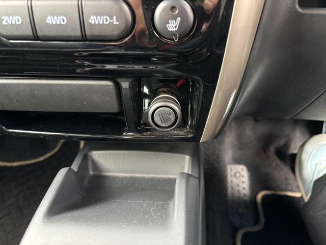 ジムニー ランドベンチャー　４ＷＤ／１０型ＡＴ　ＳＤナビ　フルセグＴＶ　Ｂｌｕｅｔｏｏｔｈ　ＤＶＤ再生　ステリモ　レザーシート　シートヒーター　ＥＴＣ　ターボ　ＬＥＤヘッドライト　フォグ　フロアマット　背面タイヤカバー　純正１６ＡＷ　ドアバイザー　革巻ハンドル　電格ミラー（65枚目）