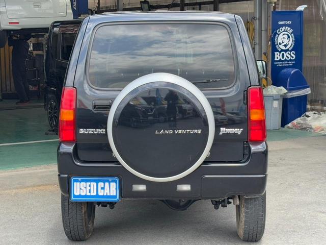 ジムニー ランドベンチャー４ＷＤ　１０型５ＭＴ　ＨＤＤナビ　新車保証書　フルセグＴＶ　ドラレコ　ＥＴＣ　ＤＶＤ再生　ＣＤ　レザーシート　フォグライト　ターボ　ドアバイザー　電格ミラー　キーレス　革巻ハンドル　フロアマット　光軸調整ライト　ＡＢＳ（8枚目）