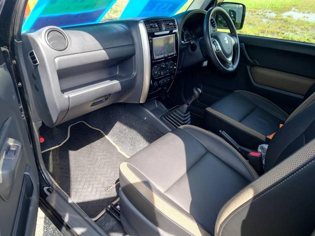 ジムニー ランドベンチャー４ＷＤ　１０型５ＭＴ　ＨＤＤナビ　新車保証書　フルセグＴＶ　ドラレコ　ＥＴＣ　ＤＶＤ再生　ＣＤ　レザーシート　フォグライト　ターボ　ドアバイザー　電格ミラー　キーレス　革巻ハンドル　フロアマット　光軸調整ライト　ＡＢＳ（16枚目）