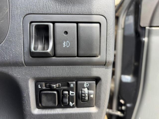 ジムニー ランドベンチャー４ＷＤ　１０型５ＭＴ　ＨＤＤナビ　新車保証書　フルセグＴＶ　ドラレコ　ＥＴＣ　ＤＶＤ再生　ＣＤ　レザーシート　フォグライト　ターボ　ドアバイザー　電格ミラー　キーレス　革巻ハンドル　フロアマット　光軸調整ライト　ＡＢＳ（22枚目）