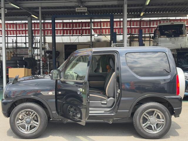 ジムニー ランドベンチャー４ＷＤ　１０型５ＭＴ　ＨＤＤナビ　新車保証書　フルセグＴＶ　ドラレコ　ＥＴＣ　ＤＶＤ再生　ＣＤ　レザーシート　フォグライト　ターボ　ドアバイザー　電格ミラー　キーレス　革巻ハンドル　フロアマット　光軸調整ライト　ＡＢＳ（41枚目）