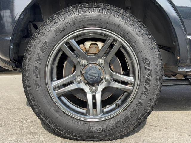 ジムニー ランドベンチャー４ＷＤ　１０型５ＭＴ　ＨＤＤナビ　新車保証書　フルセグＴＶ　ドラレコ　ＥＴＣ　ＤＶＤ再生　ＣＤ　レザーシート　フォグライト　ターボ　ドアバイザー　電格ミラー　キーレス　革巻ハンドル　フロアマット　光軸調整ライト　ＡＢＳ（50枚目）
