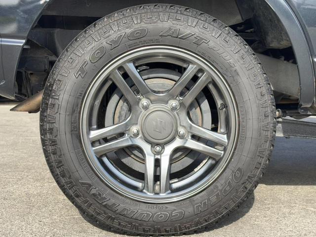 ジムニー ランドベンチャー４ＷＤ　１０型５ＭＴ　ＨＤＤナビ　新車保証書　フルセグＴＶ　ドラレコ　ＥＴＣ　ＤＶＤ再生　ＣＤ　レザーシート　フォグライト　ターボ　ドアバイザー　電格ミラー　キーレス　革巻ハンドル　フロアマット　光軸調整ライト　ＡＢＳ（52枚目）
