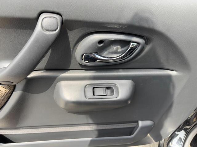 ジムニー ランドベンチャー４ＷＤ　１０型５ＭＴ　ＨＤＤナビ　新車保証書　フルセグＴＶ　ドラレコ　ＥＴＣ　ＤＶＤ再生　ＣＤ　レザーシート　フォグライト　ターボ　ドアバイザー　電格ミラー　キーレス　革巻ハンドル　フロアマット　光軸調整ライト　ＡＢＳ（74枚目）