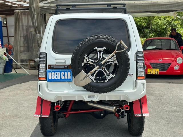 ジムニー ランドベンチャー　４ＷＤ　／１０型ＭＴ　車高調　リフトアップ　ＳＤナビ　ショートバンパー　社外マフラー　社外テール　ルーフキャリア　けん引フック　サイドガード　フルセグ　Ｂｌｕｅｔｏｏｔｈ　バックカメラ　ドラレコ　ＬＥＤライト　スコップ　マッドガード　フォグ（8枚目）