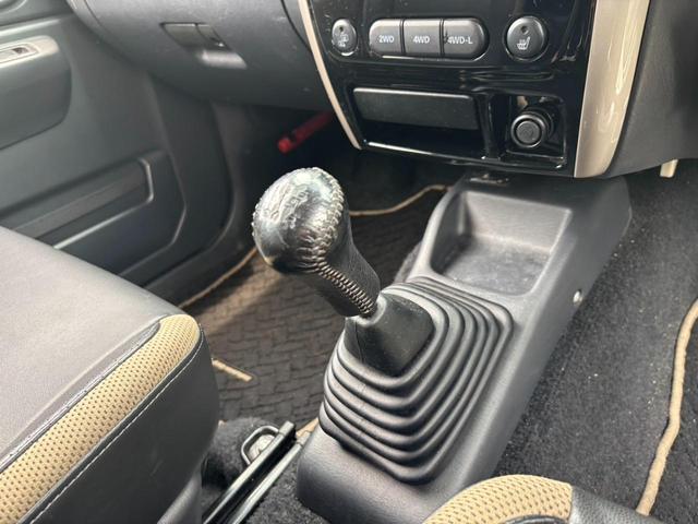 ジムニー ランドベンチャー　４ＷＤ　／１０型ＭＴ　車高調　リフトアップ　ＳＤナビ　ショートバンパー　社外マフラー　社外テール　ルーフキャリア　けん引フック　サイドガード　フルセグ　Ｂｌｕｅｔｏｏｔｈ　バックカメラ　ドラレコ　ＬＥＤライト　スコップ　マッドガード　フォグ（12枚目）