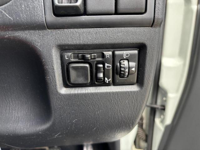 ジムニー ランドベンチャー　４ＷＤ　／１０型ＭＴ　車高調　リフトアップ　ＳＤナビ　ショートバンパー　社外マフラー　社外テール　ルーフキャリア　けん引フック　サイドガード　フルセグ　Ｂｌｕｅｔｏｏｔｈ　バックカメラ　ドラレコ　ＬＥＤライト　スコップ　マッドガード　フォグ（22枚目）