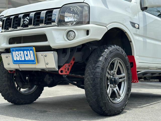 ジムニー ランドベンチャー　４ＷＤ　／１０型ＭＴ　車高調　リフトアップ　ＳＤナビ　ショートバンパー　社外マフラー　社外テール　ルーフキャリア　けん引フック　サイドガード　フルセグ　Ｂｌｕｅｔｏｏｔｈ　バックカメラ　ドラレコ　ＬＥＤライト　スコップ　マッドガード　フォグ（34枚目）