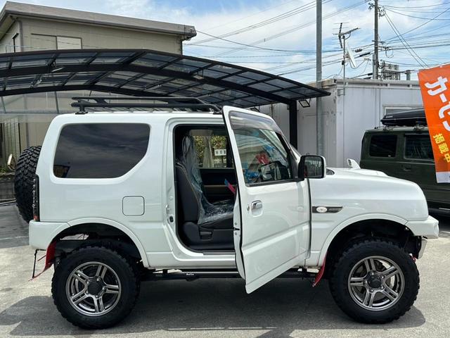 ジムニー ランドベンチャー　４ＷＤ　／１０型ＭＴ　車高調　リフトアップ　ＳＤナビ　ショートバンパー　社外マフラー　社外テール　ルーフキャリア　けん引フック　サイドガード　フルセグ　Ｂｌｕｅｔｏｏｔｈ　バックカメラ　ドラレコ　ＬＥＤライト　スコップ　マッドガード　フォグ（37枚目）
