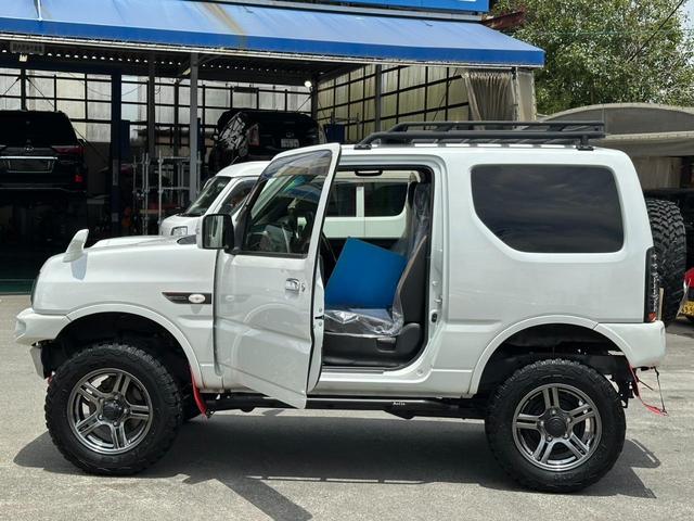 ジムニー ランドベンチャー　４ＷＤ　／１０型ＭＴ　車高調　リフトアップ　ＳＤナビ　ショートバンパー　社外マフラー　社外テール　ルーフキャリア　けん引フック　サイドガード　フルセグ　Ｂｌｕｅｔｏｏｔｈ　バックカメラ　ドラレコ　ＬＥＤライト　スコップ　マッドガード　フォグ（40枚目）