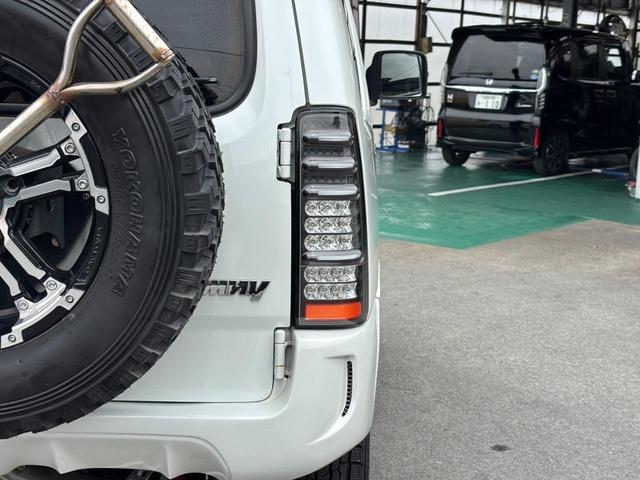 ジムニー ランドベンチャー　４ＷＤ　／１０型ＭＴ　車高調　リフトアップ　ＳＤナビ　ショートバンパー　社外マフラー　社外テール　ルーフキャリア　けん引フック　サイドガード　フルセグ　Ｂｌｕｅｔｏｏｔｈ　バックカメラ　ドラレコ　ＬＥＤライト　スコップ　マッドガード　フォグ（43枚目）
