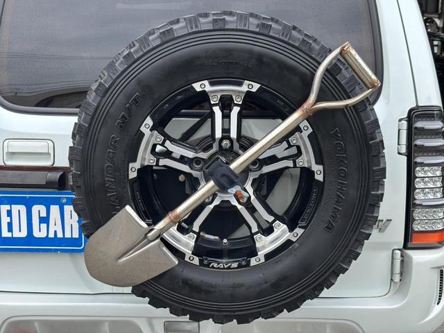 ジムニー ランドベンチャー　４ＷＤ　／１０型ＭＴ　車高調　リフトアップ　ＳＤナビ　ショートバンパー　社外マフラー　社外テール　ルーフキャリア　けん引フック　サイドガード　フルセグ　Ｂｌｕｅｔｏｏｔｈ　バックカメラ　ドラレコ　ＬＥＤライト　スコップ　マッドガード　フォグ（44枚目）