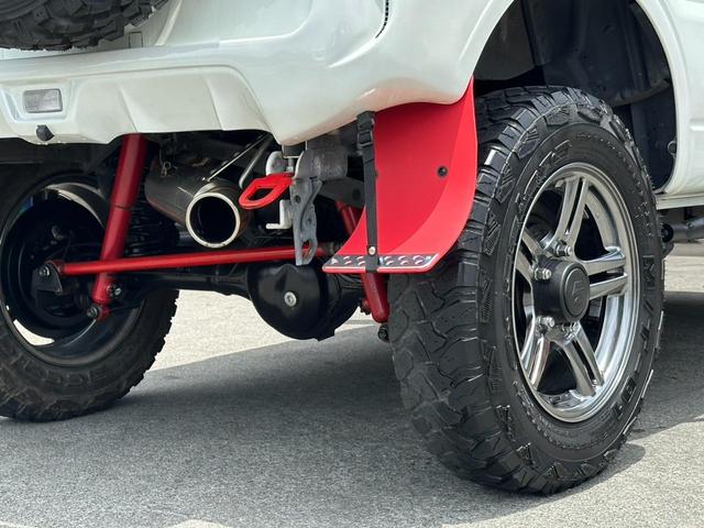 ジムニー ランドベンチャー　４ＷＤ　／１０型ＭＴ　車高調　リフトアップ　ＳＤナビ　ショートバンパー　社外マフラー　社外テール　ルーフキャリア　けん引フック　サイドガード　フルセグ　Ｂｌｕｅｔｏｏｔｈ　バックカメラ　ドラレコ　ＬＥＤライト　スコップ　マッドガード　フォグ（45枚目）
