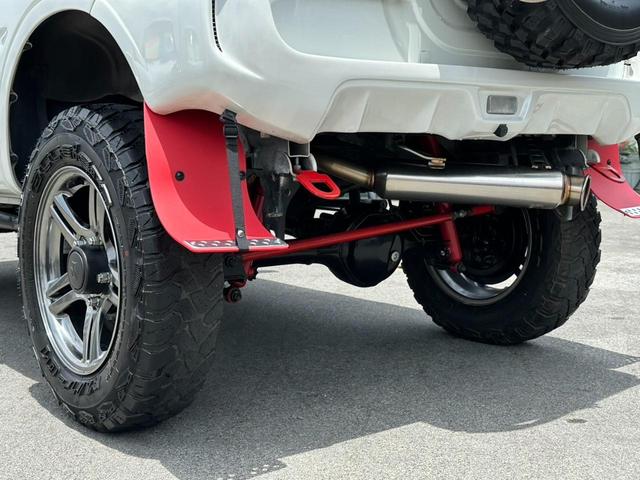 ジムニー ランドベンチャー　４ＷＤ　／１０型ＭＴ　車高調　リフトアップ　ＳＤナビ　ショートバンパー　社外マフラー　社外テール　ルーフキャリア　けん引フック　サイドガード　フルセグ　Ｂｌｕｅｔｏｏｔｈ　バックカメラ　ドラレコ　ＬＥＤライト　スコップ　マッドガード　フォグ（46枚目）