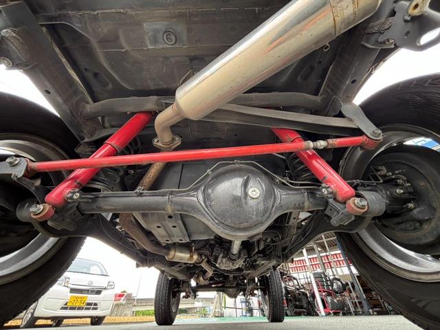 ジムニー ランドベンチャー　４ＷＤ　／１０型ＭＴ　車高調　リフトアップ　ＳＤナビ　ショートバンパー　社外マフラー　社外テール　ルーフキャリア　けん引フック　サイドガード　フルセグ　Ｂｌｕｅｔｏｏｔｈ　バックカメラ　ドラレコ　ＬＥＤライト　スコップ　マッドガード　フォグ（47枚目）