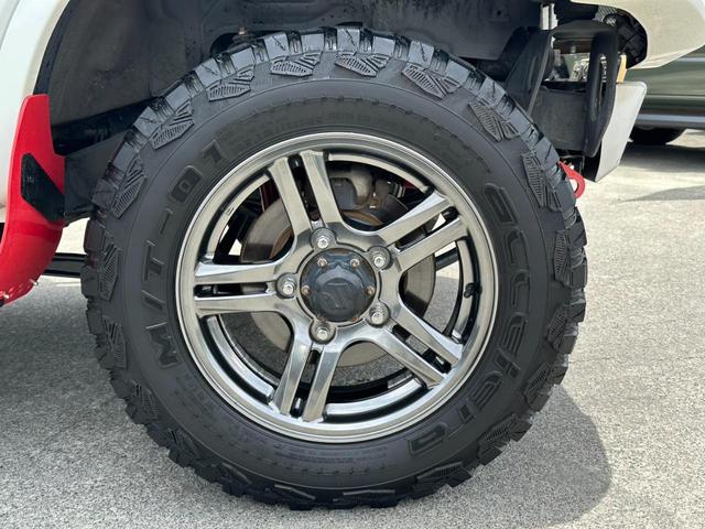 ジムニー ランドベンチャー　４ＷＤ　／１０型ＭＴ　車高調　リフトアップ　ＳＤナビ　ショートバンパー　社外マフラー　社外テール　ルーフキャリア　けん引フック　サイドガード　フルセグ　Ｂｌｕｅｔｏｏｔｈ　バックカメラ　ドラレコ　ＬＥＤライト　スコップ　マッドガード　フォグ（48枚目）