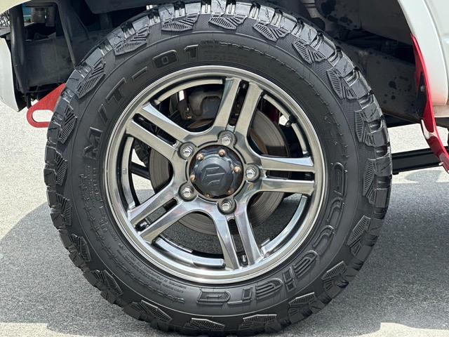 ジムニー ランドベンチャー　４ＷＤ　／１０型ＭＴ　車高調　リフトアップ　ＳＤナビ　ショートバンパー　社外マフラー　社外テール　ルーフキャリア　けん引フック　サイドガード　フルセグ　Ｂｌｕｅｔｏｏｔｈ　バックカメラ　ドラレコ　ＬＥＤライト　スコップ　マッドガード　フォグ（51枚目）