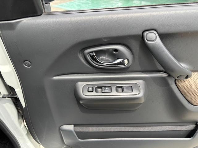 ジムニー ランドベンチャー　４ＷＤ　／１０型ＭＴ　車高調　リフトアップ　ＳＤナビ　ショートバンパー　社外マフラー　社外テール　ルーフキャリア　けん引フック　サイドガード　フルセグ　Ｂｌｕｅｔｏｏｔｈ　バックカメラ　ドラレコ　ＬＥＤライト　スコップ　マッドガード　フォグ（69枚目）