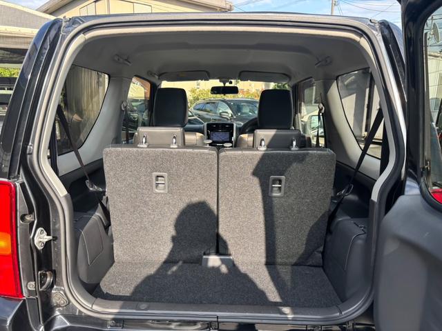 ジムニー ランドベンチャー　４ＷＤ　１０型ＡＴ　純正ナビ　新車保証書　Ｂｌｕｅｔｏｏｔｈ　バックカメラ　レザーシート　フルセグＴＶ　ＥＴＣ　シートヒータ　ターボ　背面カバー　ステリモ　キーレス　スペアキー　フォグ　電格ミラー　ドアバイザー　集中ドアロック　光軸調整ライト（10枚目）