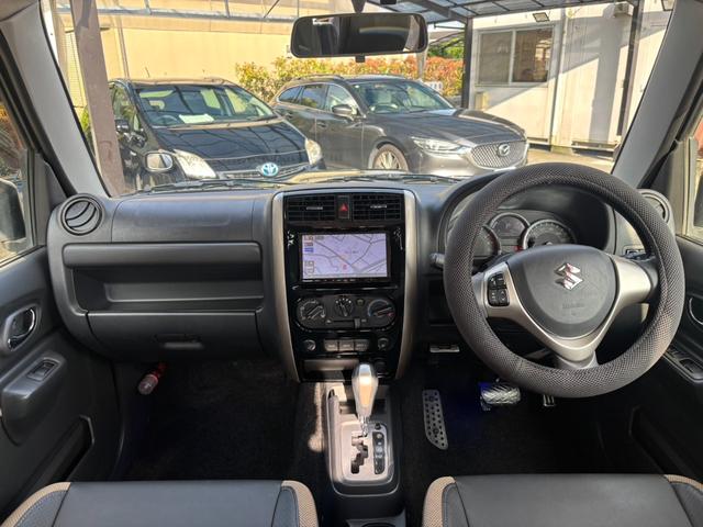 ジムニー ランドベンチャー　４ＷＤ　１０型ＡＴ　純正ナビ　新車保証書　Ｂｌｕｅｔｏｏｔｈ　バックカメラ　レザーシート　フルセグＴＶ　ＥＴＣ　シートヒータ　ターボ　背面カバー　ステリモ　キーレス　スペアキー　フォグ　電格ミラー　ドアバイザー　集中ドアロック　光軸調整ライト（11枚目）