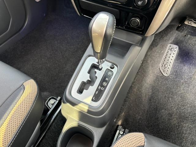 ジムニー ランドベンチャー　４ＷＤ　１０型ＡＴ　純正ナビ　新車保証書　Ｂｌｕｅｔｏｏｔｈ　バックカメラ　レザーシート　フルセグＴＶ　ＥＴＣ　シートヒータ　ターボ　背面カバー　ステリモ　キーレス　スペアキー　フォグ　電格ミラー　ドアバイザー　集中ドアロック　光軸調整ライト（12枚目）