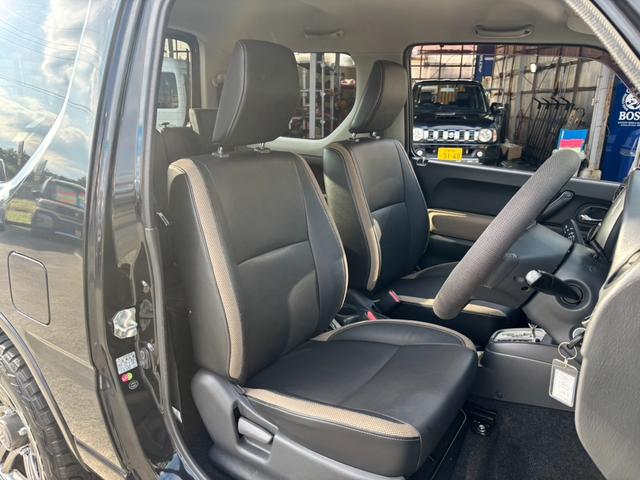 ジムニー ランドベンチャー　４ＷＤ　１０型ＡＴ　純正ナビ　新車保証書　Ｂｌｕｅｔｏｏｔｈ　バックカメラ　レザーシート　フルセグＴＶ　ＥＴＣ　シートヒータ　ターボ　背面カバー　ステリモ　キーレス　スペアキー　フォグ　電格ミラー　ドアバイザー　集中ドアロック　光軸調整ライト（15枚目）
