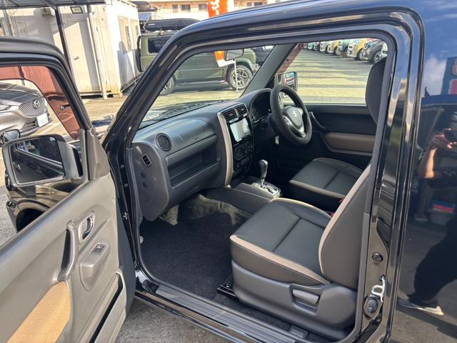 ジムニー ランドベンチャー　４ＷＤ　１０型ＡＴ　純正ナビ　新車保証書　Ｂｌｕｅｔｏｏｔｈ　バックカメラ　レザーシート　フルセグＴＶ　ＥＴＣ　シートヒータ　ターボ　背面カバー　ステリモ　キーレス　スペアキー　フォグ　電格ミラー　ドアバイザー　集中ドアロック　光軸調整ライト（16枚目）