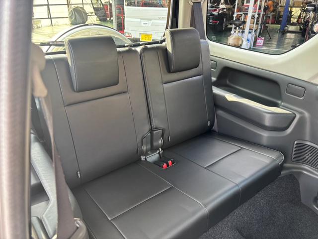 ジムニー ランドベンチャー　４ＷＤ　１０型ＡＴ　純正ナビ　新車保証書　Ｂｌｕｅｔｏｏｔｈ　バックカメラ　レザーシート　フルセグＴＶ　ＥＴＣ　シートヒータ　ターボ　背面カバー　ステリモ　キーレス　スペアキー　フォグ　電格ミラー　ドアバイザー　集中ドアロック　光軸調整ライト（18枚目）