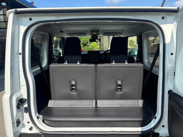ジムニー ＸＣ　４ＷＤ　ＡＴ　届出済未使用車　衝突軽減ブレーキ　コーナーセンサー　レーン逸脱警報　クルーズコントロール　シートヒーター　ターボ　ＬＥＤヘッドライト　フォグ　純正１６ＡＷ　革巻ハンドル　スマートキー　電格ミラー　集中ドアロック　アイドリングストップ（10枚目）
