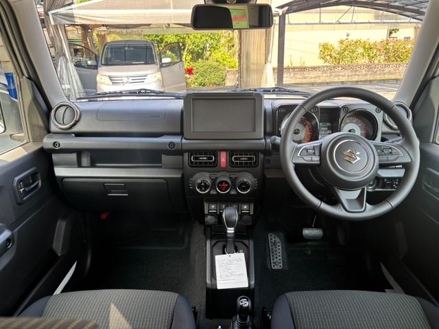 ジムニー ＸＣ　４ＷＤ　ＡＴ　届出済未使用車　衝突軽減ブレーキ　コーナーセンサー　レーン逸脱警報　クルーズコントロール　シートヒーター　ターボ　ＬＥＤヘッドライト　フォグ　純正１６ＡＷ　革巻ハンドル　スマートキー　電格ミラー　集中ドアロック　アイドリングストップ（11枚目）