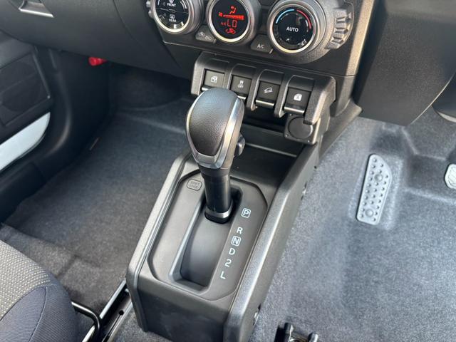ジムニー ＸＣ　４ＷＤ　ＡＴ　届出済未使用車　衝突軽減ブレーキ　コーナーセンサー　レーン逸脱警報　クルーズコントロール　シートヒーター　ターボ　ＬＥＤヘッドライト　フォグ　純正１６ＡＷ　革巻ハンドル　スマートキー　電格ミラー　集中ドアロック　アイドリングストップ（12枚目）
