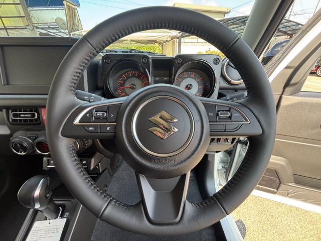 ジムニー ＸＣ　４ＷＤ　ＡＴ　届出済未使用車　衝突軽減ブレーキ　コーナーセンサー　レーン逸脱警報　クルーズコントロール　シートヒーター　ターボ　ＬＥＤヘッドライト　フォグ　純正１６ＡＷ　革巻ハンドル　スマートキー　電格ミラー　集中ドアロック　アイドリングストップ（13枚目）
