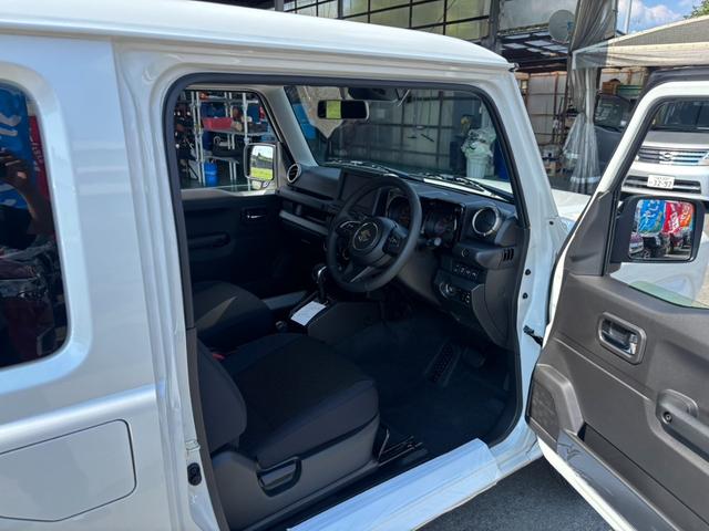 ジムニー ＸＣ　４ＷＤ　ＡＴ　届出済未使用車　衝突軽減ブレーキ　コーナーセンサー　レーン逸脱警報　クルーズコントロール　シートヒーター　ターボ　ＬＥＤヘッドライト　フォグ　純正１６ＡＷ　革巻ハンドル　スマートキー　電格ミラー　集中ドアロック　アイドリングストップ（14枚目）