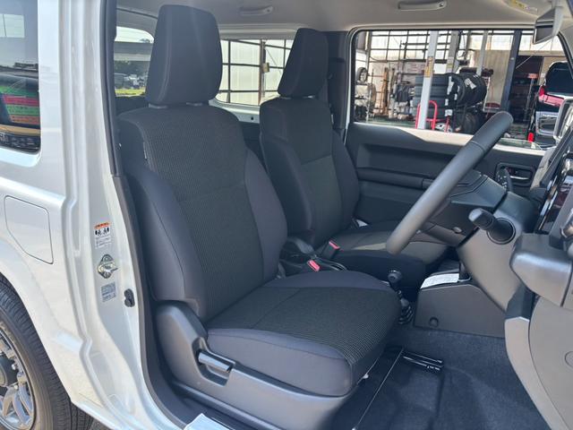 ジムニー ＸＣ　４ＷＤ　ＡＴ　届出済未使用車　衝突軽減ブレーキ　コーナーセンサー　レーン逸脱警報　クルーズコントロール　シートヒーター　ターボ　ＬＥＤヘッドライト　フォグ　純正１６ＡＷ　革巻ハンドル　スマートキー　電格ミラー　集中ドアロック　アイドリングストップ（15枚目）