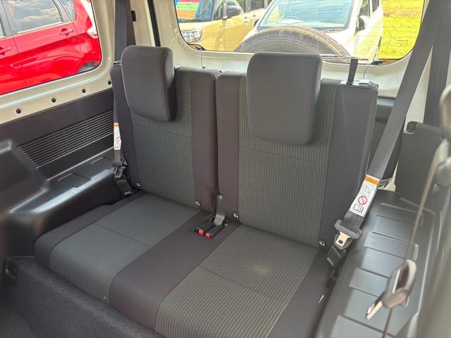 ジムニー ＸＣ　４ＷＤ　ＡＴ　届出済未使用車　衝突軽減ブレーキ　コーナーセンサー　レーン逸脱警報　クルーズコントロール　シートヒーター　ターボ　ＬＥＤヘッドライト　フォグ　純正１６ＡＷ　革巻ハンドル　スマートキー　電格ミラー　集中ドアロック　アイドリングストップ（19枚目）