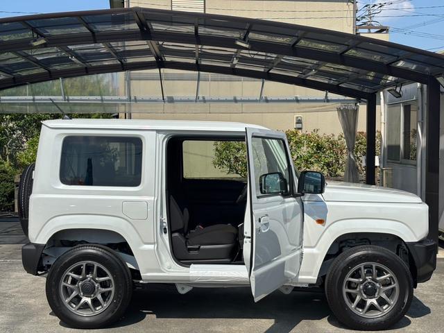 ジムニー ＸＣ　４ＷＤ　ＡＴ　届出済未使用車　衝突軽減ブレーキ　コーナーセンサー　レーン逸脱警報　クルーズコントロール　シートヒーター　ターボ　ＬＥＤヘッドライト　フォグ　純正１６ＡＷ　革巻ハンドル　スマートキー　電格ミラー　集中ドアロック　アイドリングストップ（32枚目）