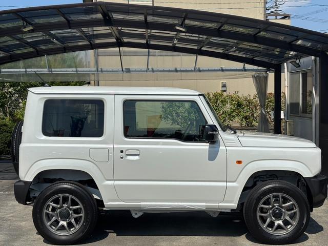 ジムニー ＸＣ　４ＷＤ　ＡＴ　届出済未使用車　衝突軽減ブレーキ　コーナーセンサー　レーン逸脱警報　クルーズコントロール　シートヒーター　ターボ　ＬＥＤヘッドライト　フォグ　純正１６ＡＷ　革巻ハンドル　スマートキー　電格ミラー　集中ドアロック　アイドリングストップ（33枚目）