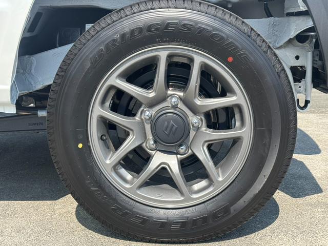 ジムニー ＸＣ　４ＷＤ　ＡＴ　届出済未使用車　衝突軽減ブレーキ　コーナーセンサー　レーン逸脱警報　クルーズコントロール　シートヒーター　ターボ　ＬＥＤヘッドライト　フォグ　純正１６ＡＷ　革巻ハンドル　スマートキー　電格ミラー　集中ドアロック　アイドリングストップ（44枚目）