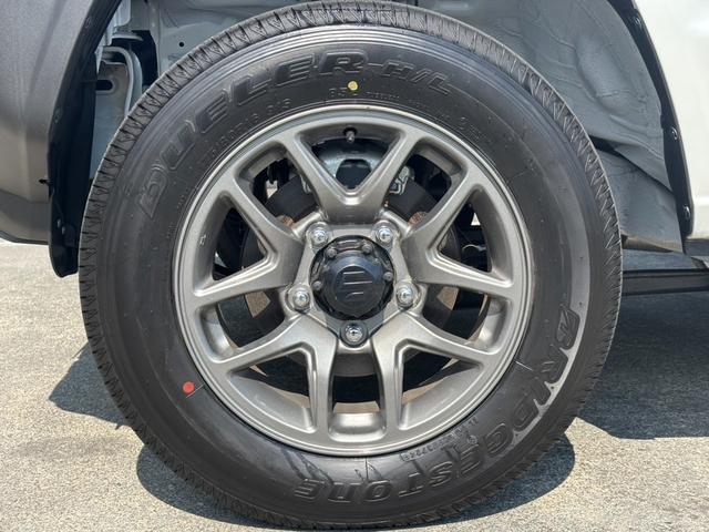 ジムニー ＸＣ　４ＷＤ　ＡＴ　届出済未使用車　衝突軽減ブレーキ　コーナーセンサー　レーン逸脱警報　クルーズコントロール　シートヒーター　ターボ　ＬＥＤヘッドライト　フォグ　純正１６ＡＷ　革巻ハンドル　スマートキー　電格ミラー　集中ドアロック　アイドリングストップ（46枚目）